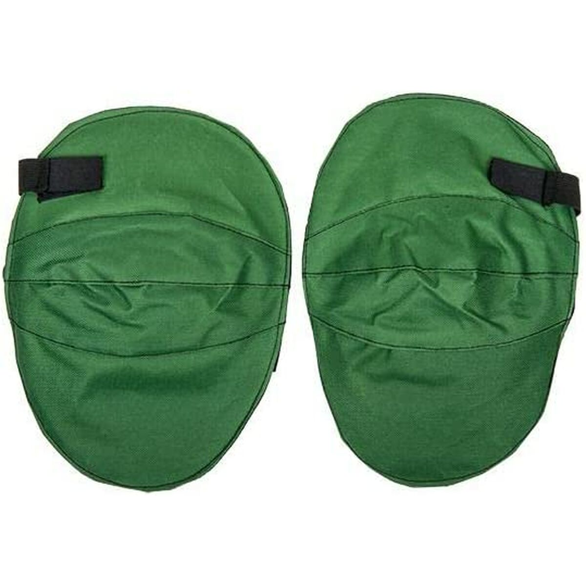 Zwei grüne Kampfsport-Pads mit schwarzen Riemen. Jedes Pad ist oval geformt und hat horizontale Nähte.