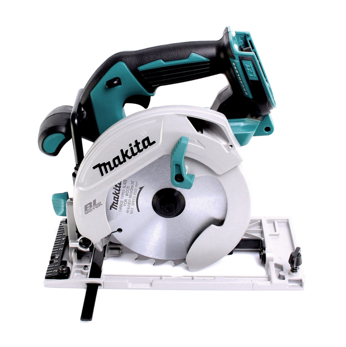 Eine kabellose Kreissäge von Makita. Sie hat ein silbernes Sägeblatt, ein weißes Gehäuse, einen schwarzen und tealfarbenen Griff und eine weiße Basis.