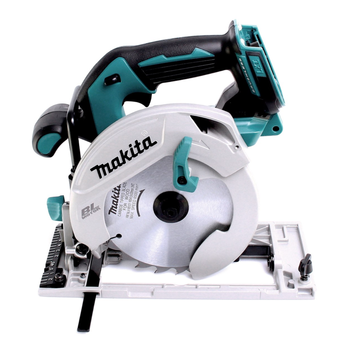 Eine Makita-Kreissäge. Sie ist teal, schwarz und silberfarben. Die Säge steht auf weißem Hintergrund. Die Klinge ist sichtbar und beschriftet.