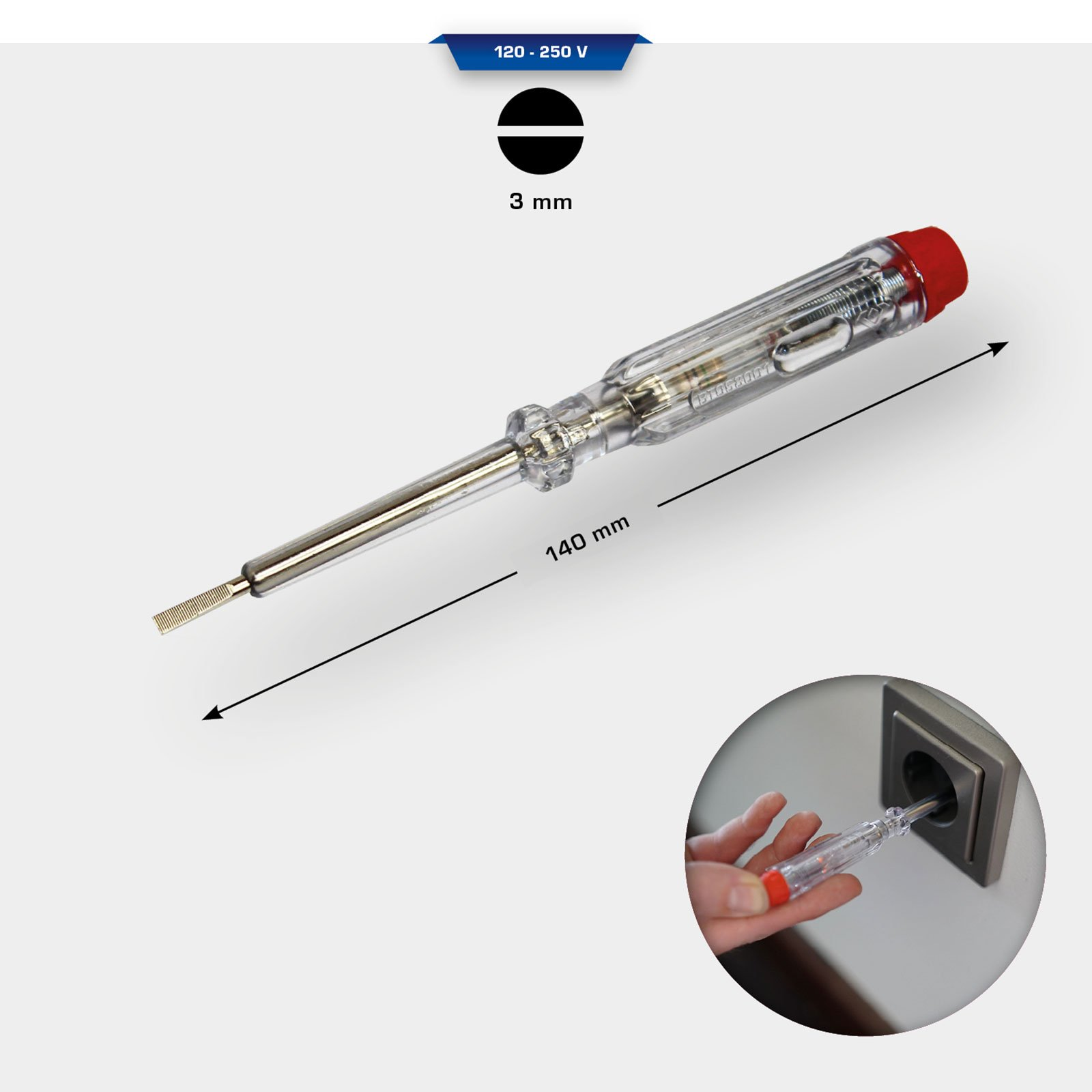 Ein Spannungsprüfer mit roter Kappe wird in eine Steckdose gesteckt. Das Werkzeug ist transparent mit silbernen Details.