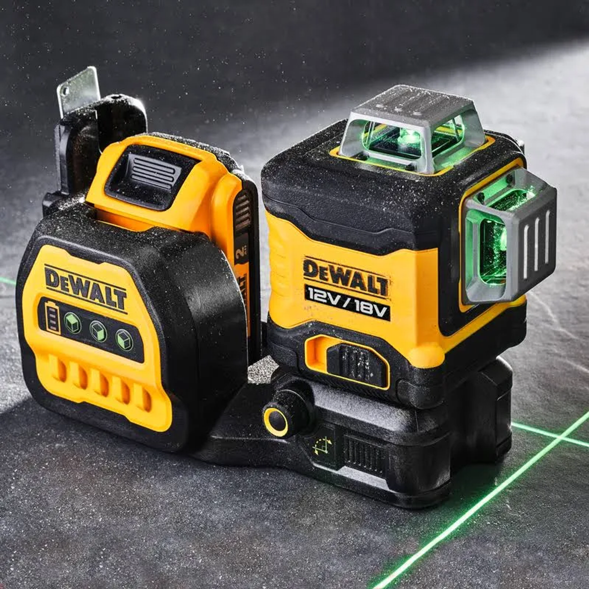 Zwei DeWalt-Laserwasserwaagen, schwarz und gelb. Eine ist an und projiziert ein grünes Laser-Gitter. Staubige Oberfläche, dunkler Hintergrund.