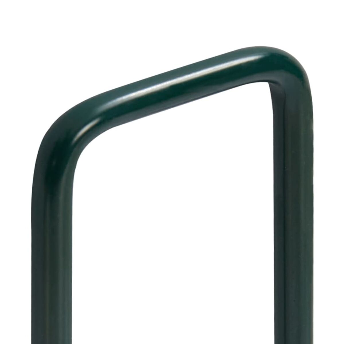 Nahaufnahme eines dunkelgrünen, U-förmigen Metallbügels, wahrscheinlich Teil eines Fahrradständers, vor weißem Hintergrund.
