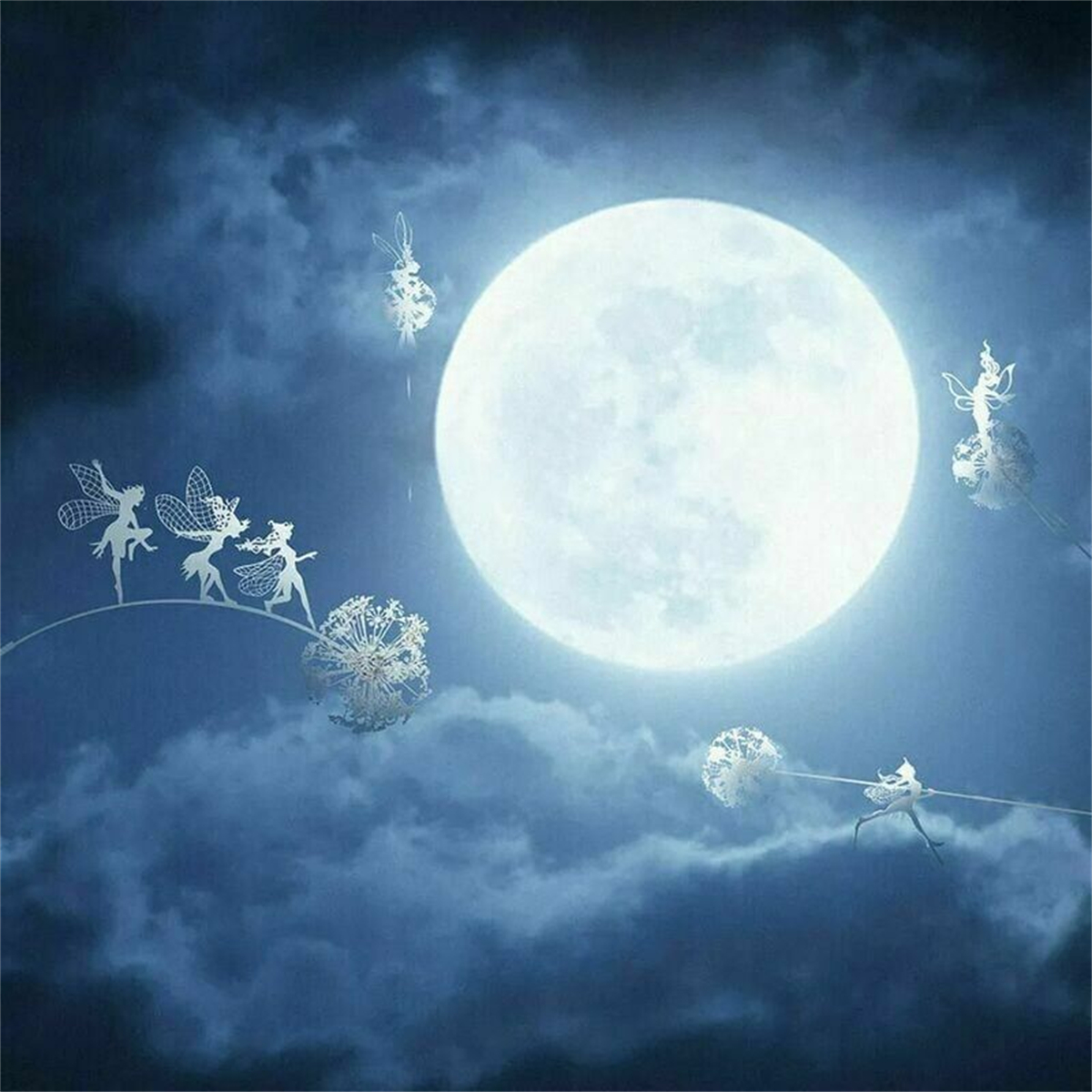 Ein großer, heller Mond dominiert einen dunklen, bewölkten Himmel. Silhouetten von Feen tanzen auf dünnen Linien.