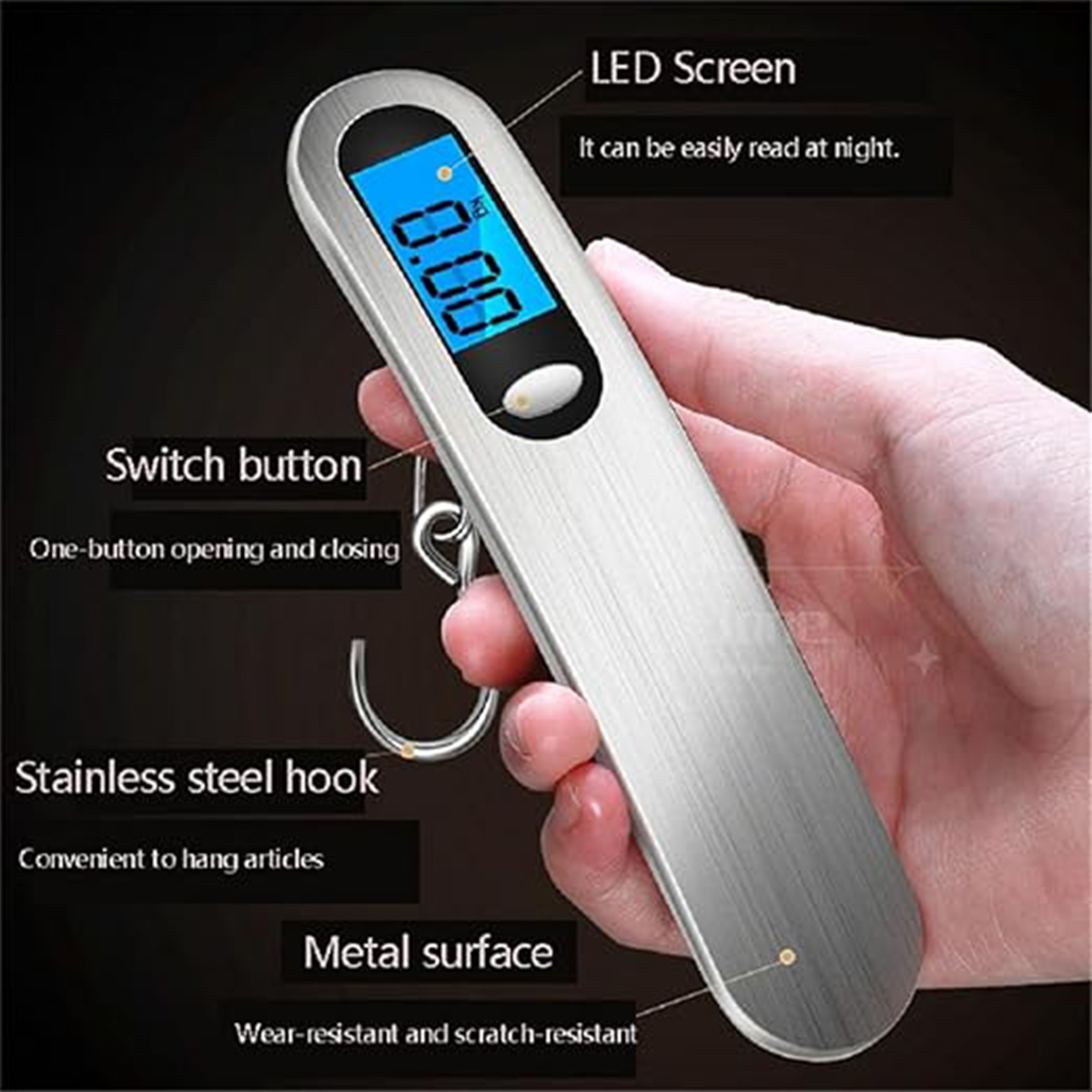 Eine Hand hält eine silberne Digitalwaage. Die Waage hat einen blauen LED-Bildschirm mit der Anzeige '0,00'. Ein Haken aus Edelstahl hängt daran.