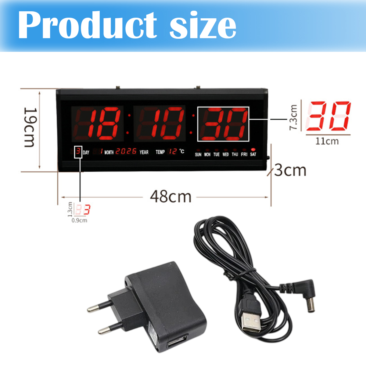 Eine Digitaluhr mit roten Ziffern zeigt Zeit, Datum und Temperatur an. Sie hat Maßangaben und ein Netzteil.