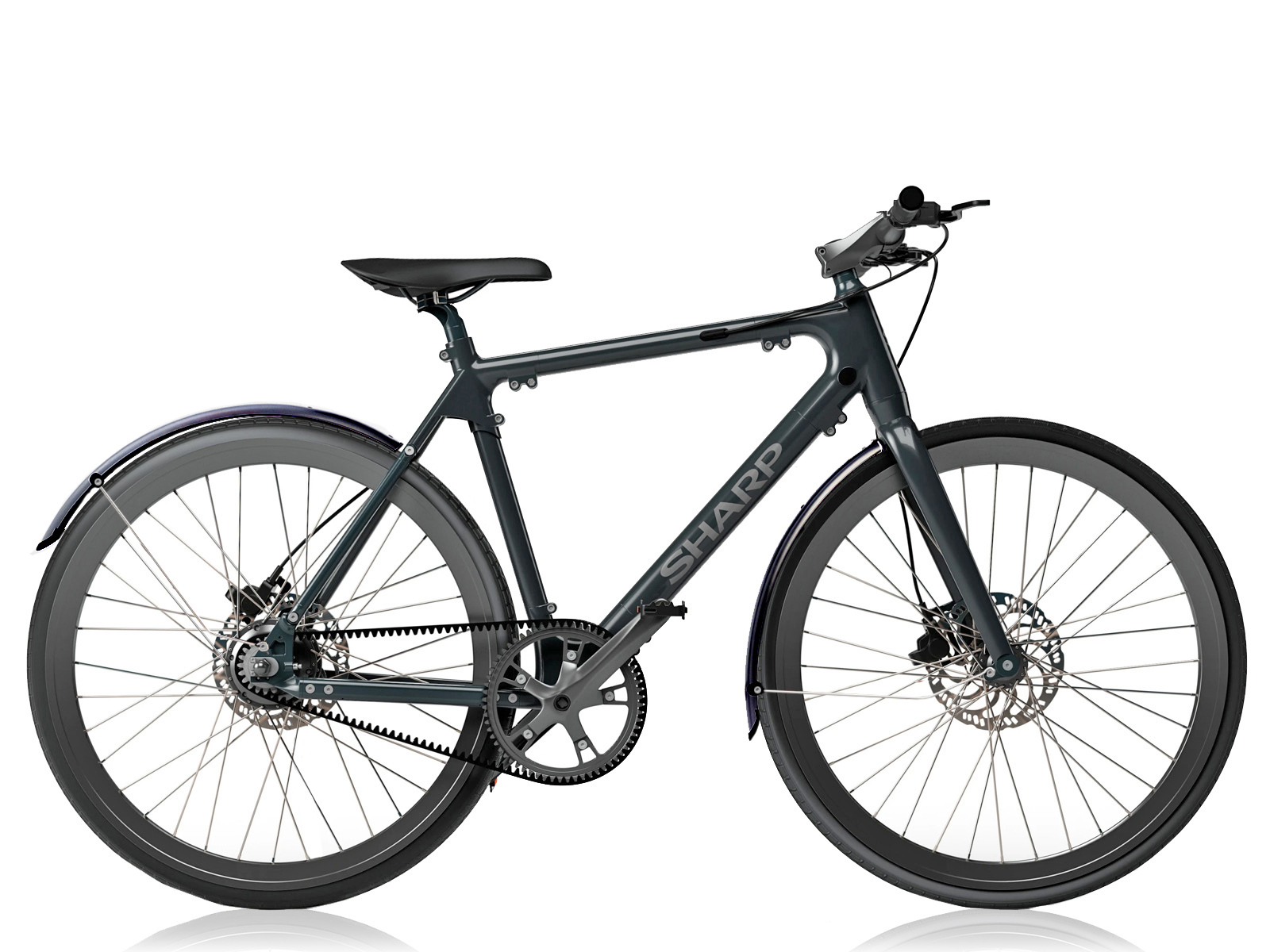 Ein dunkelgraues Sharp-Fahrrad. Es hat einen schwarzen Sattel, Reifen und Schutzbleche. Das Fahrrad steht vor weißem Hintergrund.