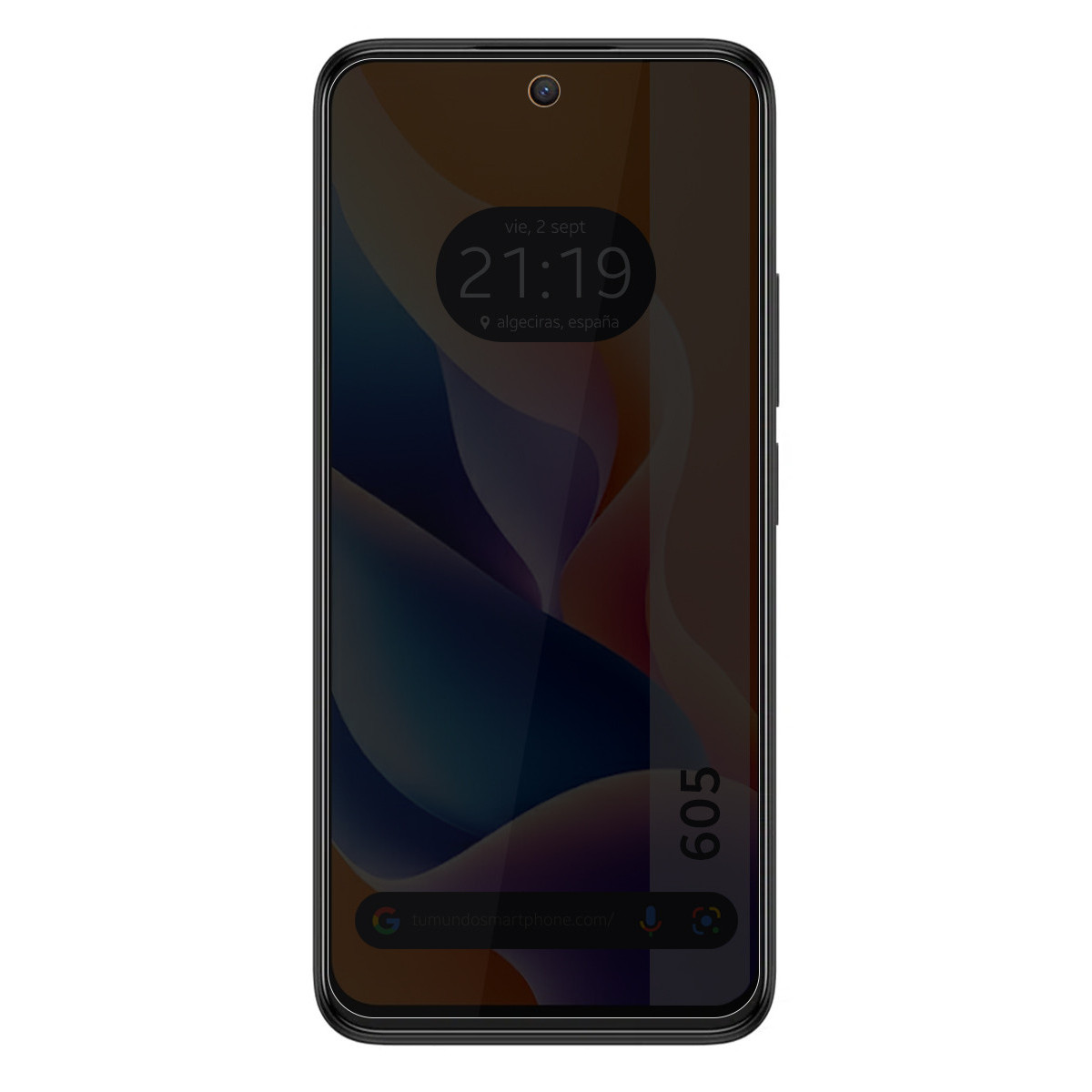 Una pantalla de smartphone muestra la hora, fecha y ubicación. La pantalla muestra un fondo colorido y una dirección web en la parte inferior.