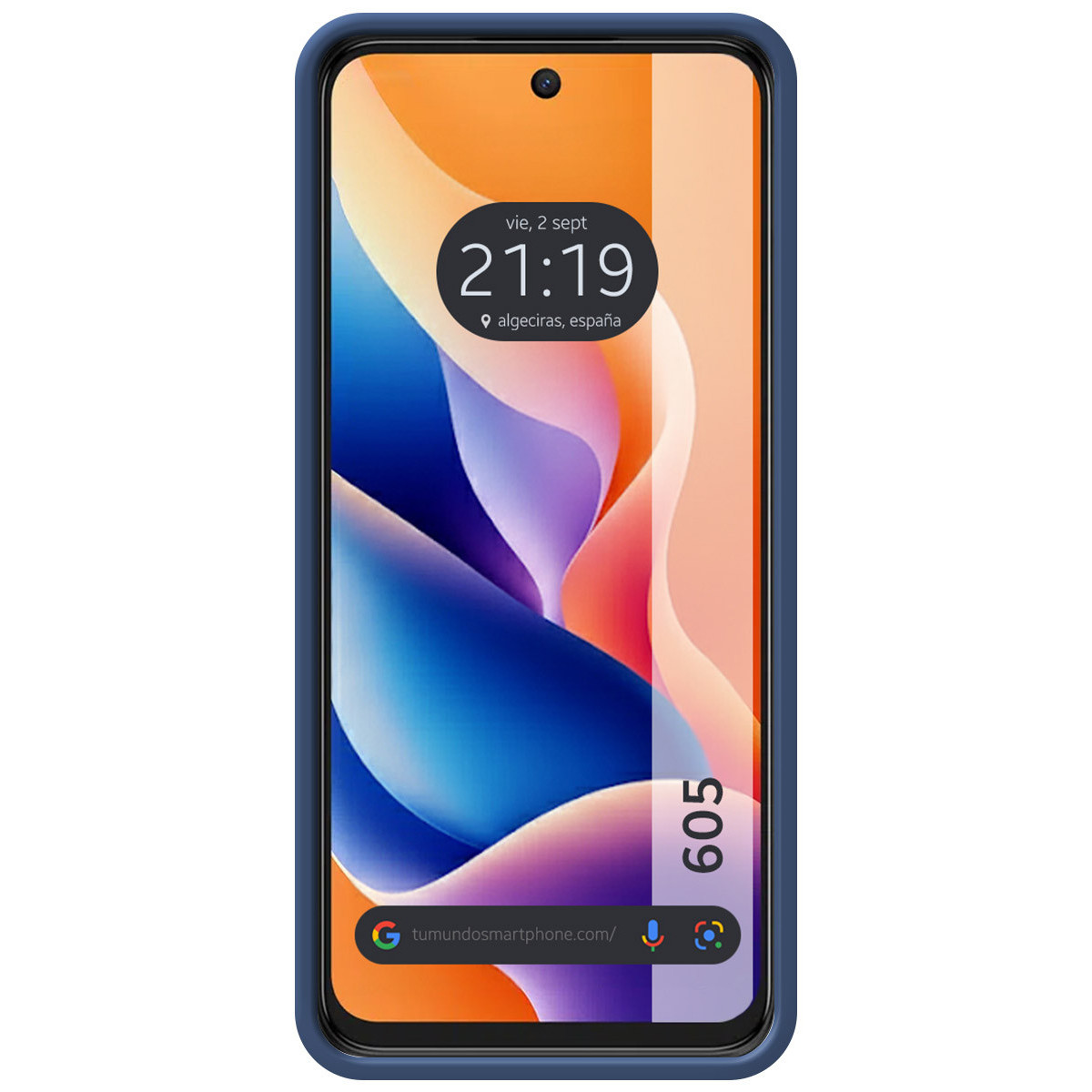Uno smartphone mostra l'ora, la data e la posizione. Lo schermo presenta forme astratte colorate. Il telefono è in una custodia blu.