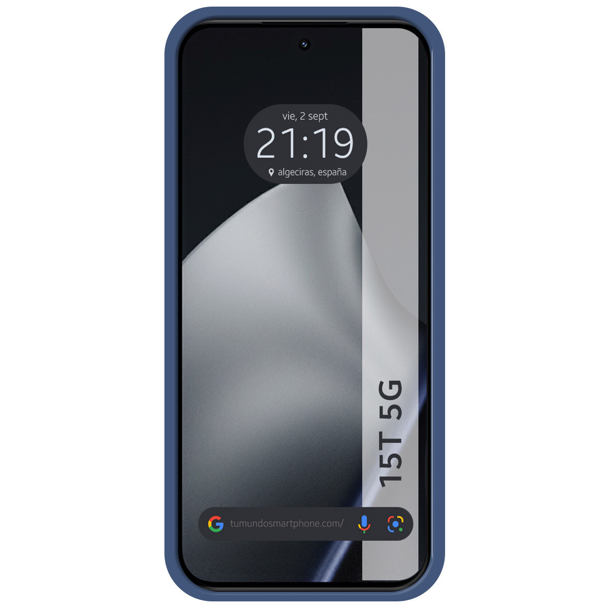 Uno smartphone con custodia blu mostra ora, data e un sito web. Testo: '15T 5G'. Lo schermo è parzialmente visibile.