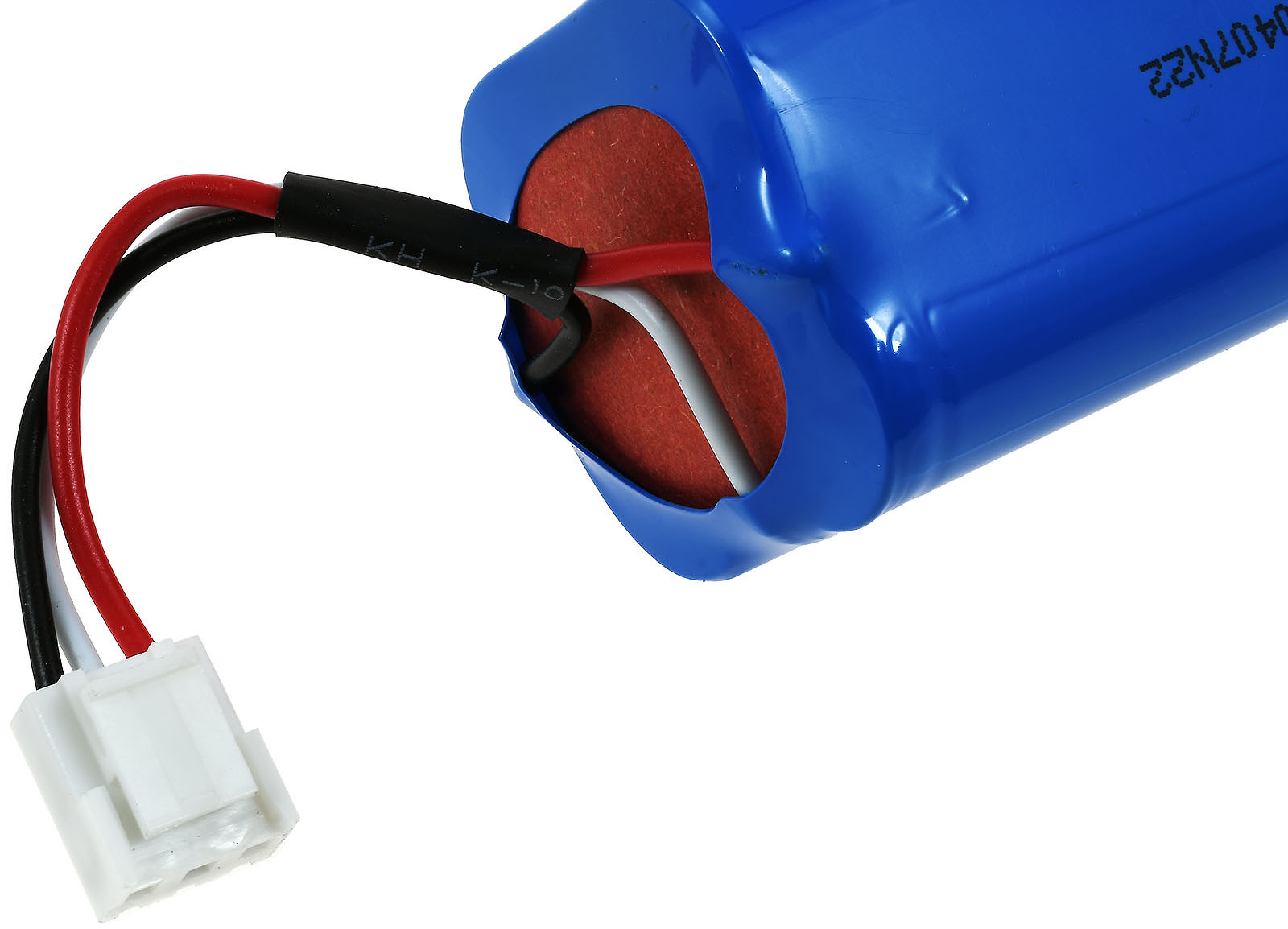 Ein blauer Akku mit roten, schwarzen und weißen Drähten, die an einen weißen Stecker angeschlossen sind. Der Akku hat ein rotes Innenleben.