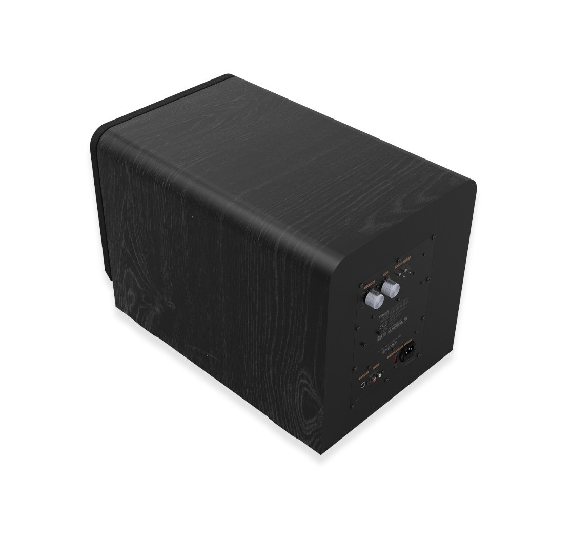 Ein schwarzer Subwoofer mit Holzmaserung auf weißem Hintergrund. Er hat Bedienelemente und Anschlüsse auf der Rückseite.