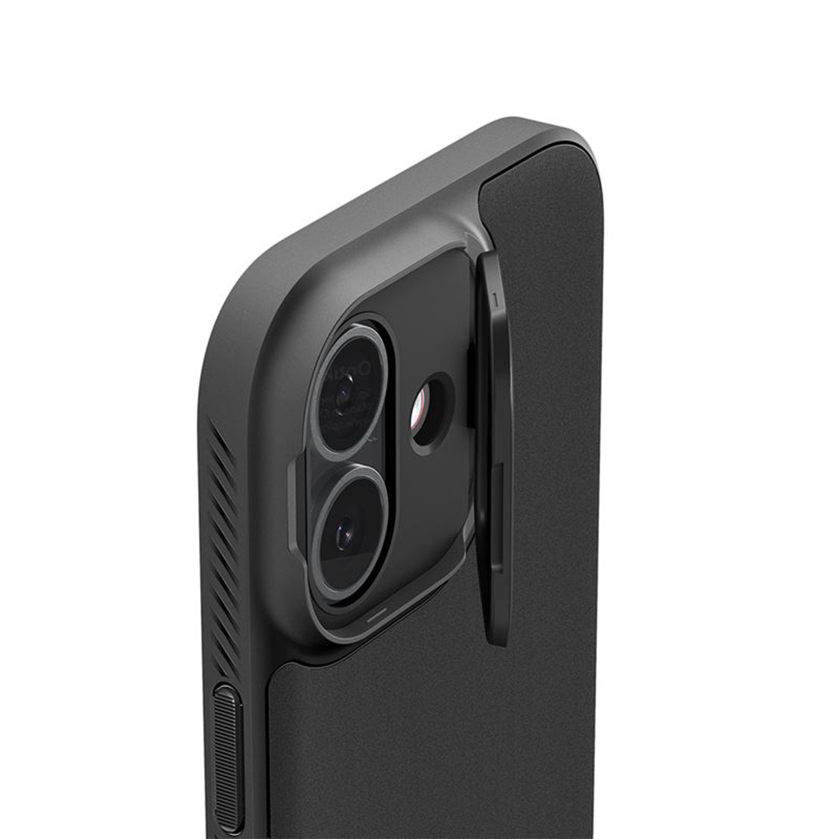 Primo piano di una custodia nera per telefono con ritagli per la fotocamera. Una copertura scorrevole parzialmente aperta. Sfondo bianco, custodia strutturata.