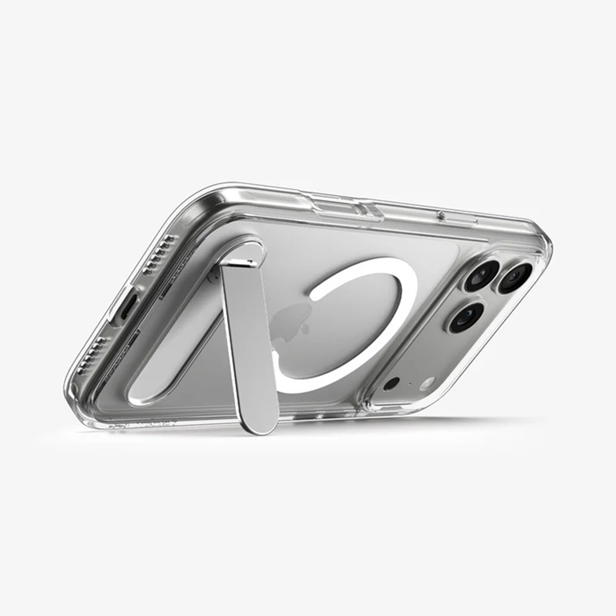 Un étui de téléphone transparent avec un support argenté et un anneau blanc. Le téléphone a trois caméras et repose sur le support.