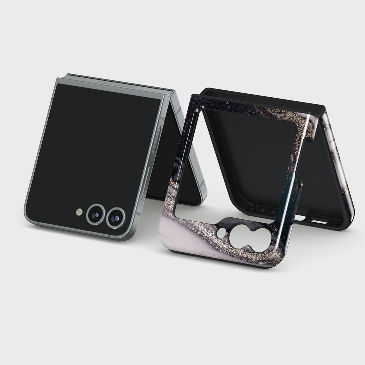 Deux smartphones, un ouvert, l'autre avec un étui décoratif. Écrans noirs, cadre argenté et un étui à motifs avec des paillettes.