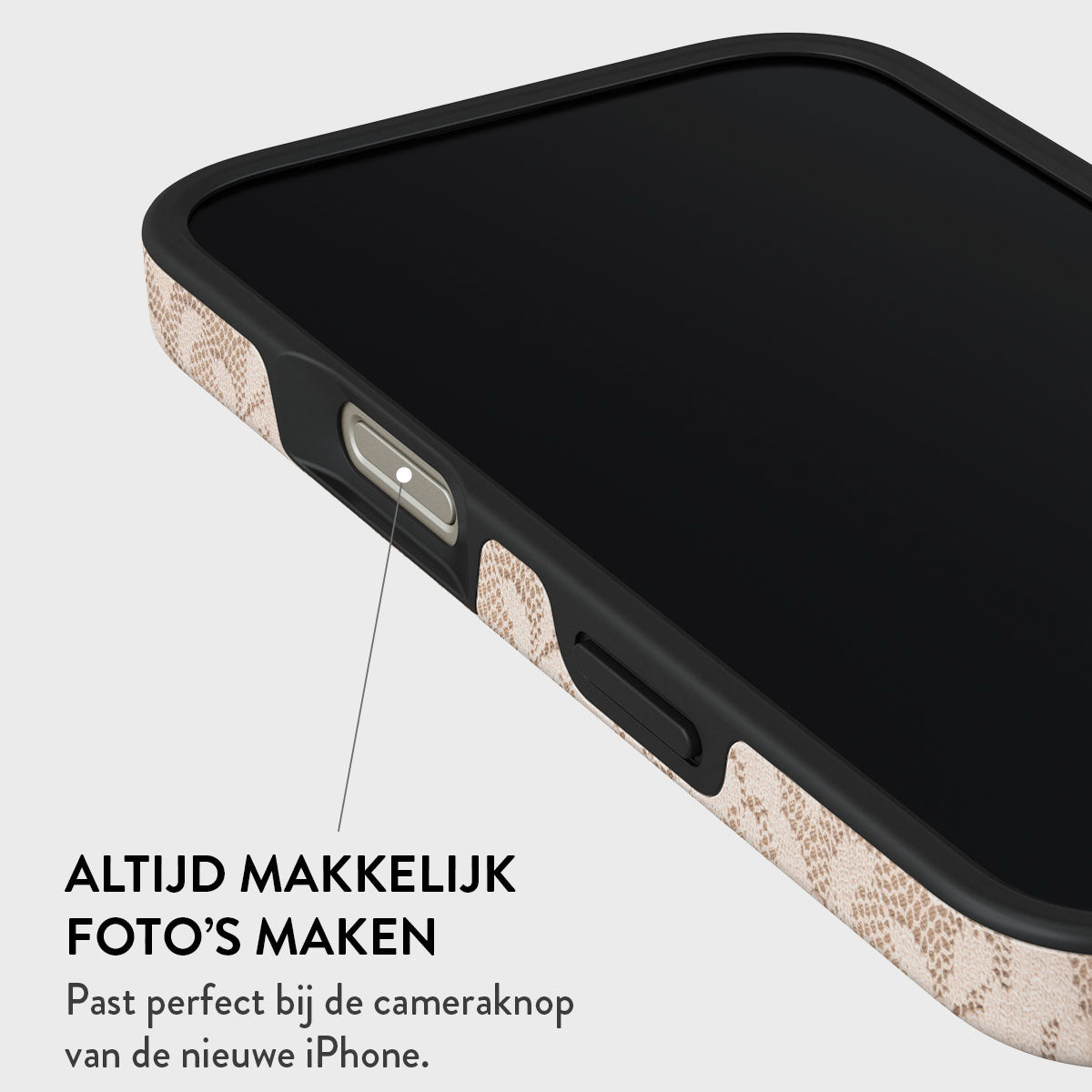 Gros plan d'un téléphone dans un étui à motifs, avec le texte : 'Toujours facile de prendre des photos. S'adapte au bouton de l'appareil photo du nouvel iPhone.'