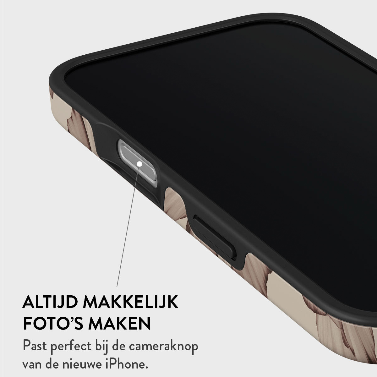 Gros plan sur une coque de téléphone. La coque est noire et beige avec un motif floral. Un bouton est visible sur le côté. Texte en bas.