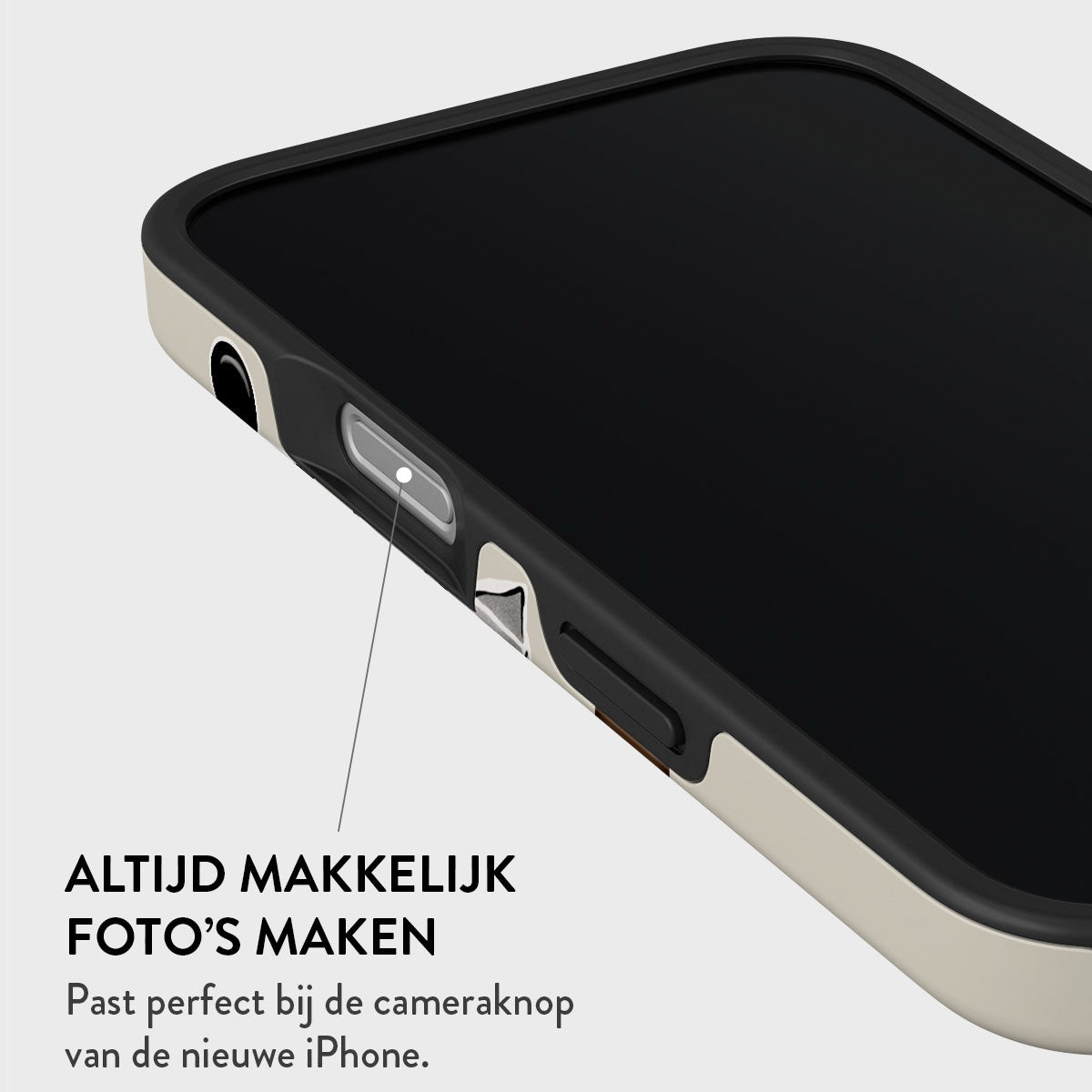 Close-up van een telefoon met een hoesje. De hoes is beige en zwart. Het telefoonscherm is zwart, en er staat tekst onder.