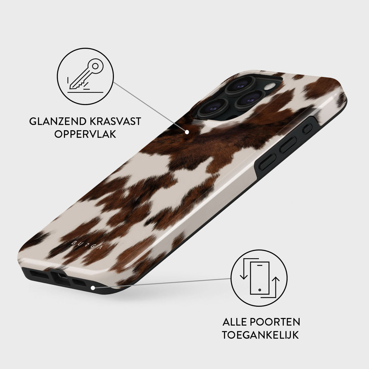 Telefoonhoesje met koeienprint. Bruine en witte vlekken. Tekst: glanzend krasvast oppervlak en alle poorten toegankelijk.