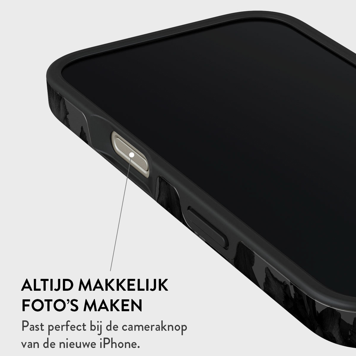 Close-up van een zwarte telefoonhoes met scherm, knop zichtbaar en tekst onderaan. Achtergrond is effen.