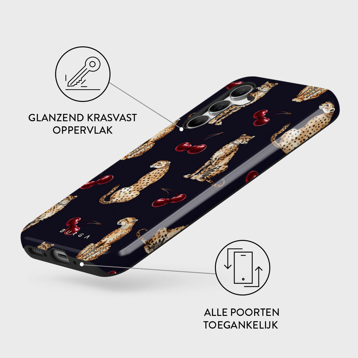Een telefoonhoesje met een donkerblauwe achtergrond, cheeta's en kersen. Nederlandse tekst: 'GLANZEND KRASVAST OPPERVLAK', 'ALLE POORTEN TOEGANKELIJK'.