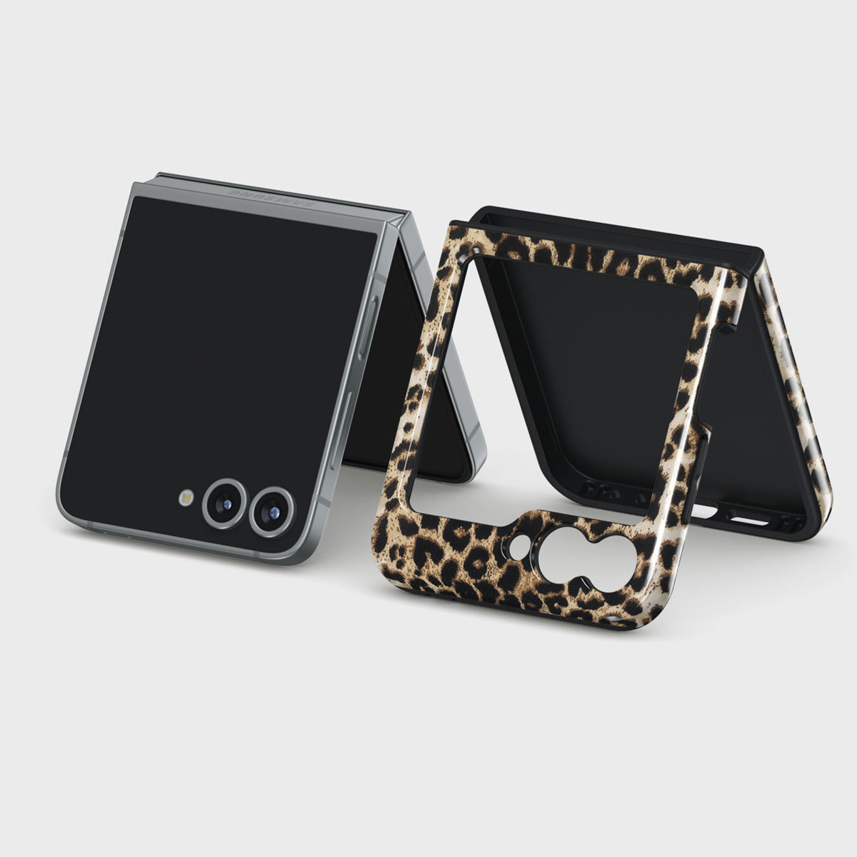 Un téléphone pliable noir est ouvert à côté d'une coque de téléphone à imprimé léopard. Le fond est blanc.