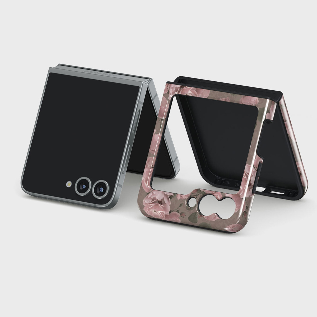 Deux téléphones à clapet ouverts. L'un est noir uni, l'autre a un étui à motifs floraux. Les téléphones sont sur fond blanc.
