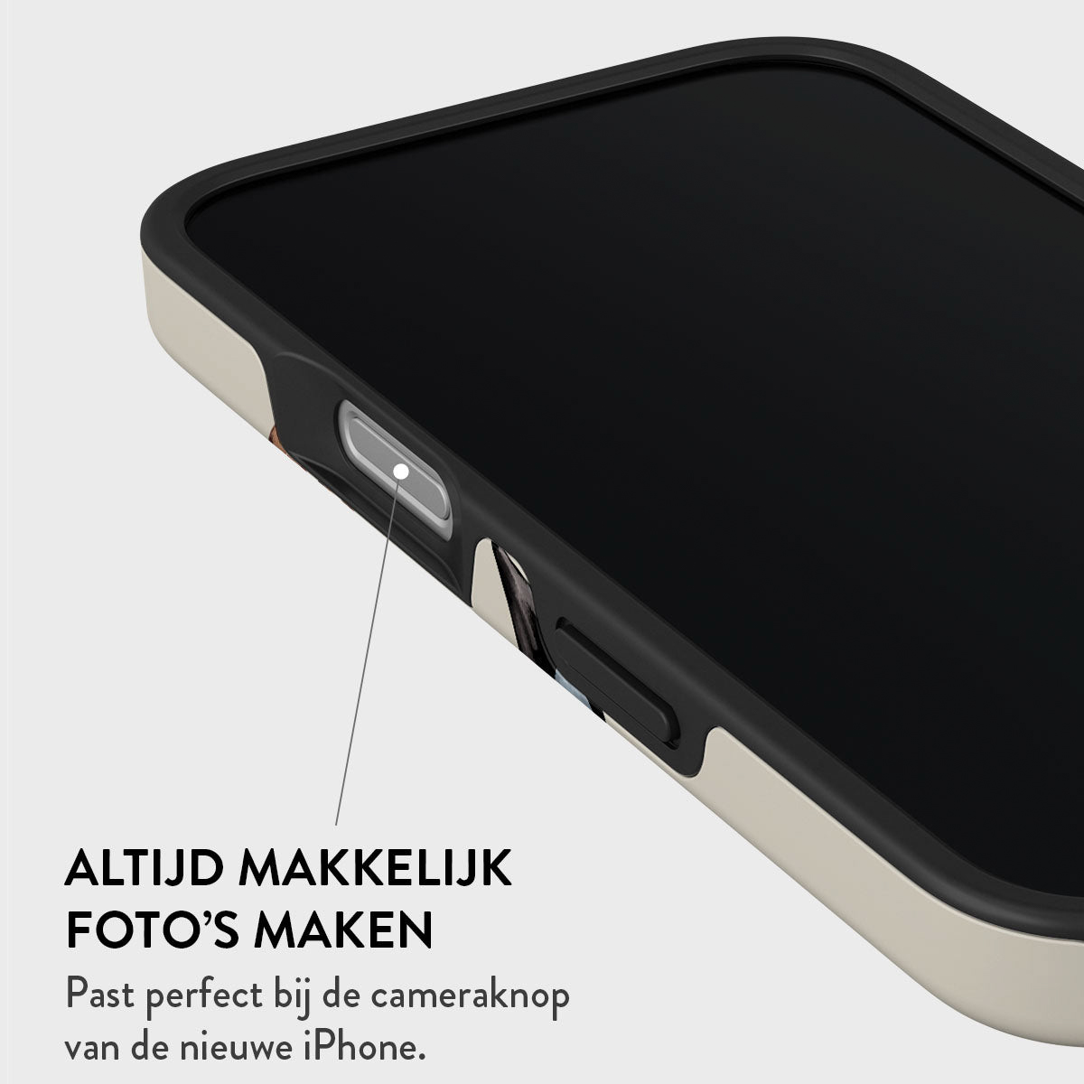 Gros plan d'un smartphone noir dans un étui. L'étui a un design beige et noir, soulignant la zone du bouton de l'appareil photo.