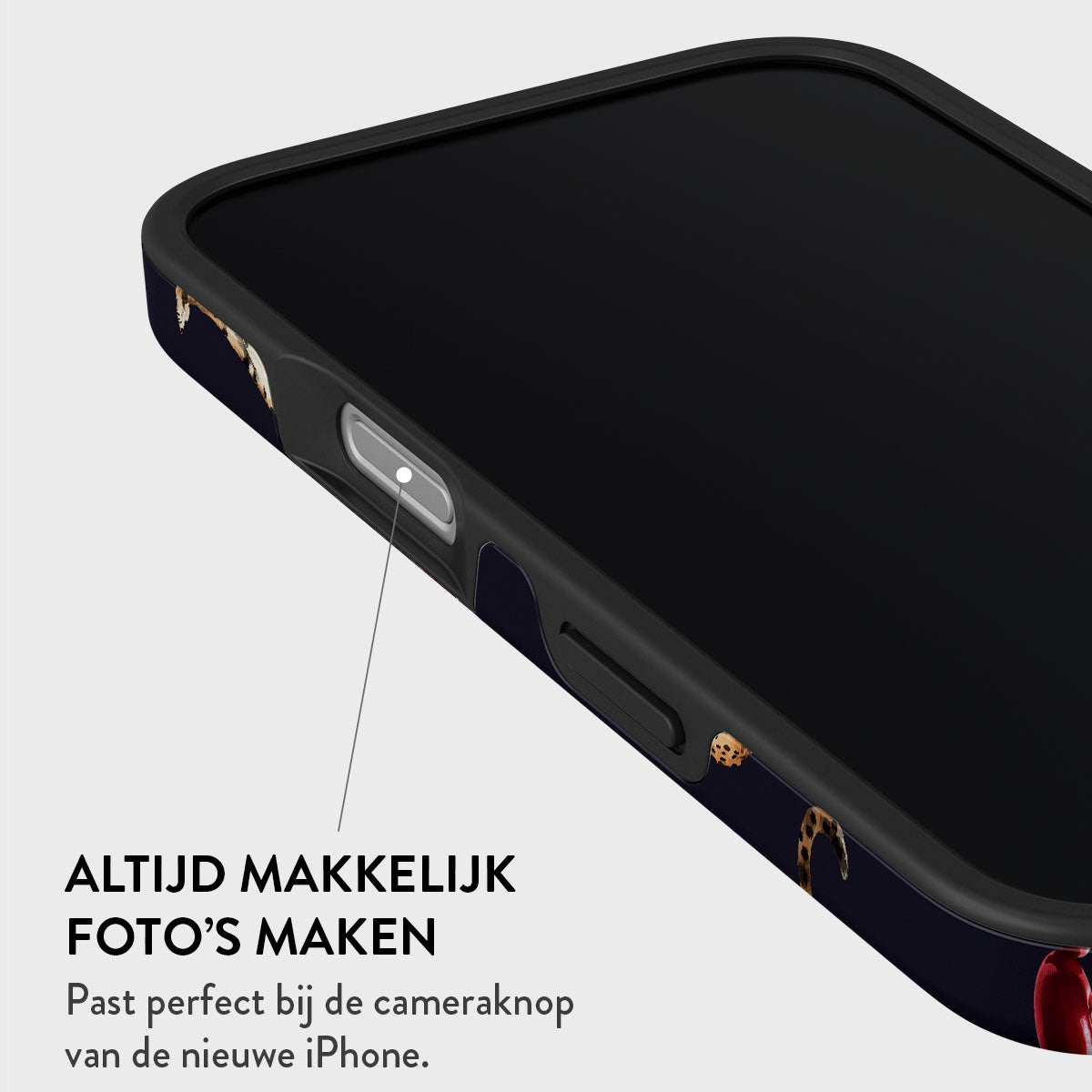 Un iPhone avec une coque est montré. La coque est bleu foncé avec un motif léopard. Le côté du téléphone a un bouton.