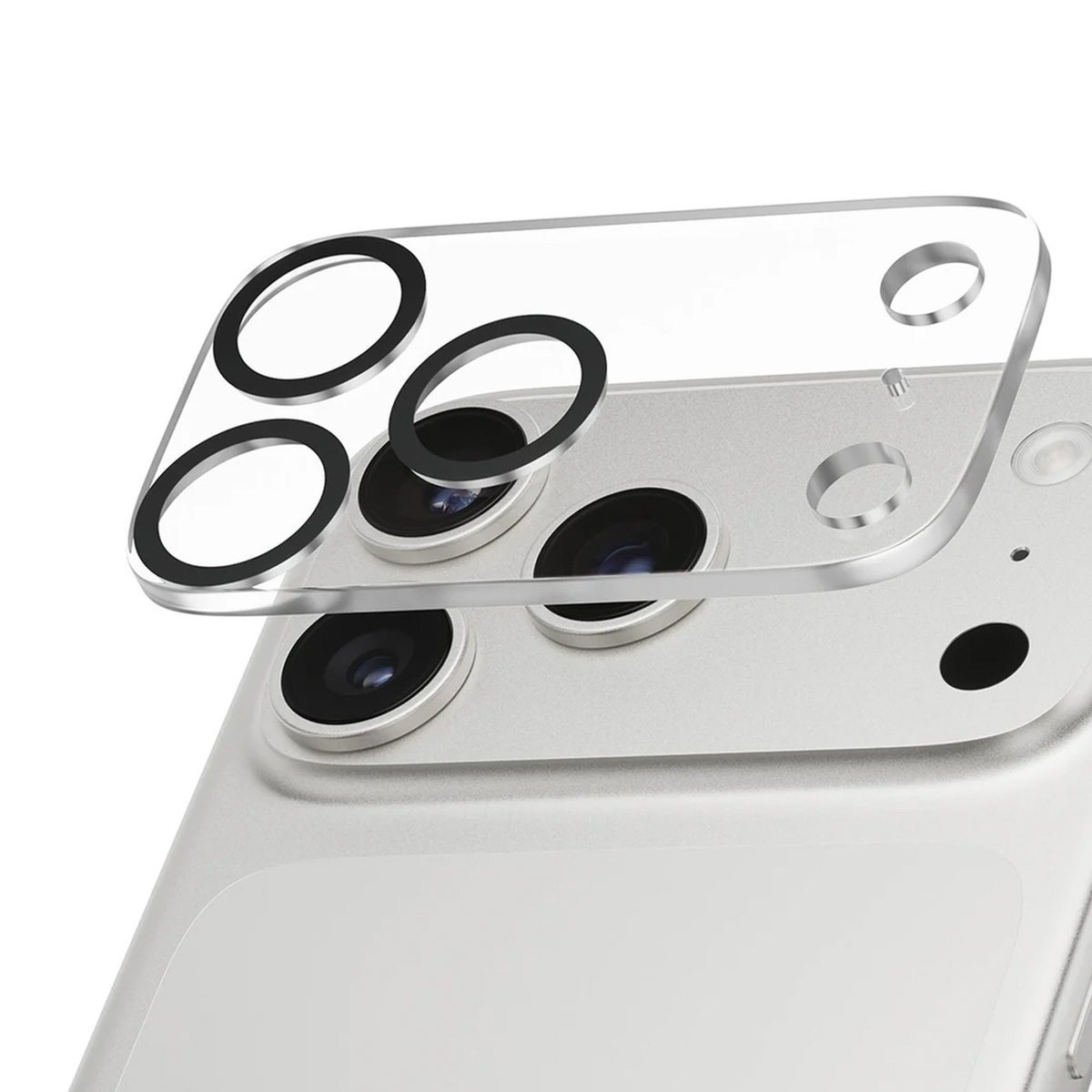 Un proteggi obiettivo trasparente sopra una fotocamera del telefono con più lenti. Il proteggi obiettivo ha anelli neri attorno alle lenti.