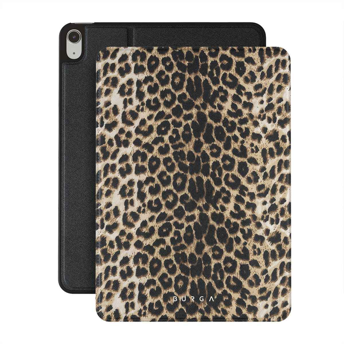 Een iPad-hoesje met een luipaardprint. De hoes is open en onthult de zwarte binnenvoering. De merknaam is zichtbaar.