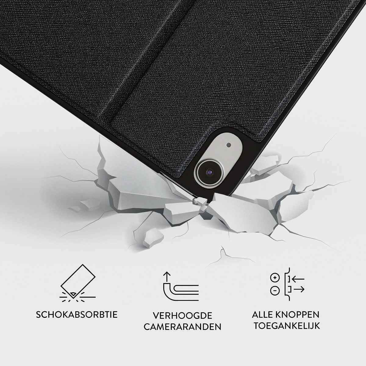 Étui de tablette noir avec découpe caméra, sur surface blanche fissurée. Caractéristiques : absorption des chocs, bords de caméra surélevés, boutons accessibles.
