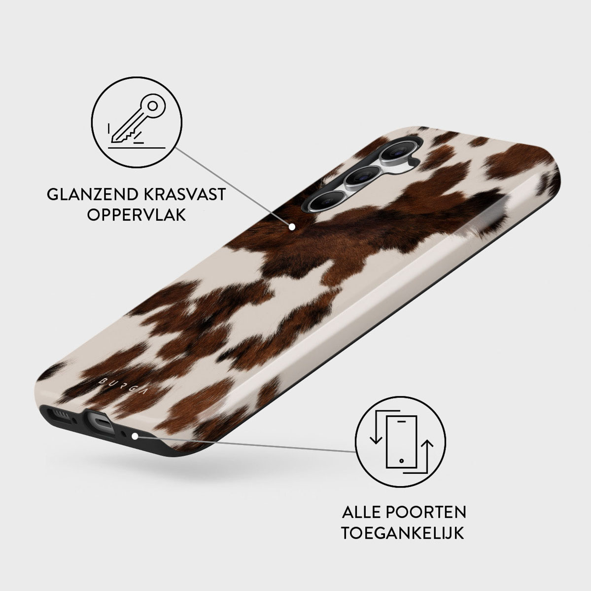 Een telefoonhoesje met een koeienhuidpatroon. Het is wit en bruin met zwarte cameralenzen. Tekst zegt 'glanzend krasvast oppervlak'.