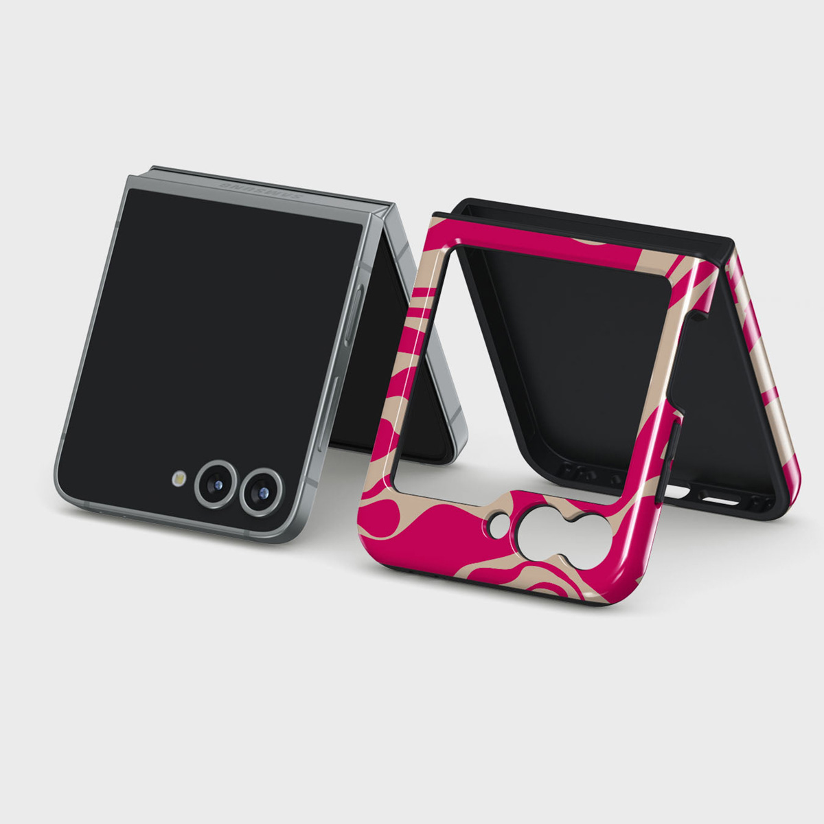 Deux téléphones pliables ouverts. L'un a un écran noir, l'autre une coque à motifs roses et beiges. Les deux sur fond blanc.