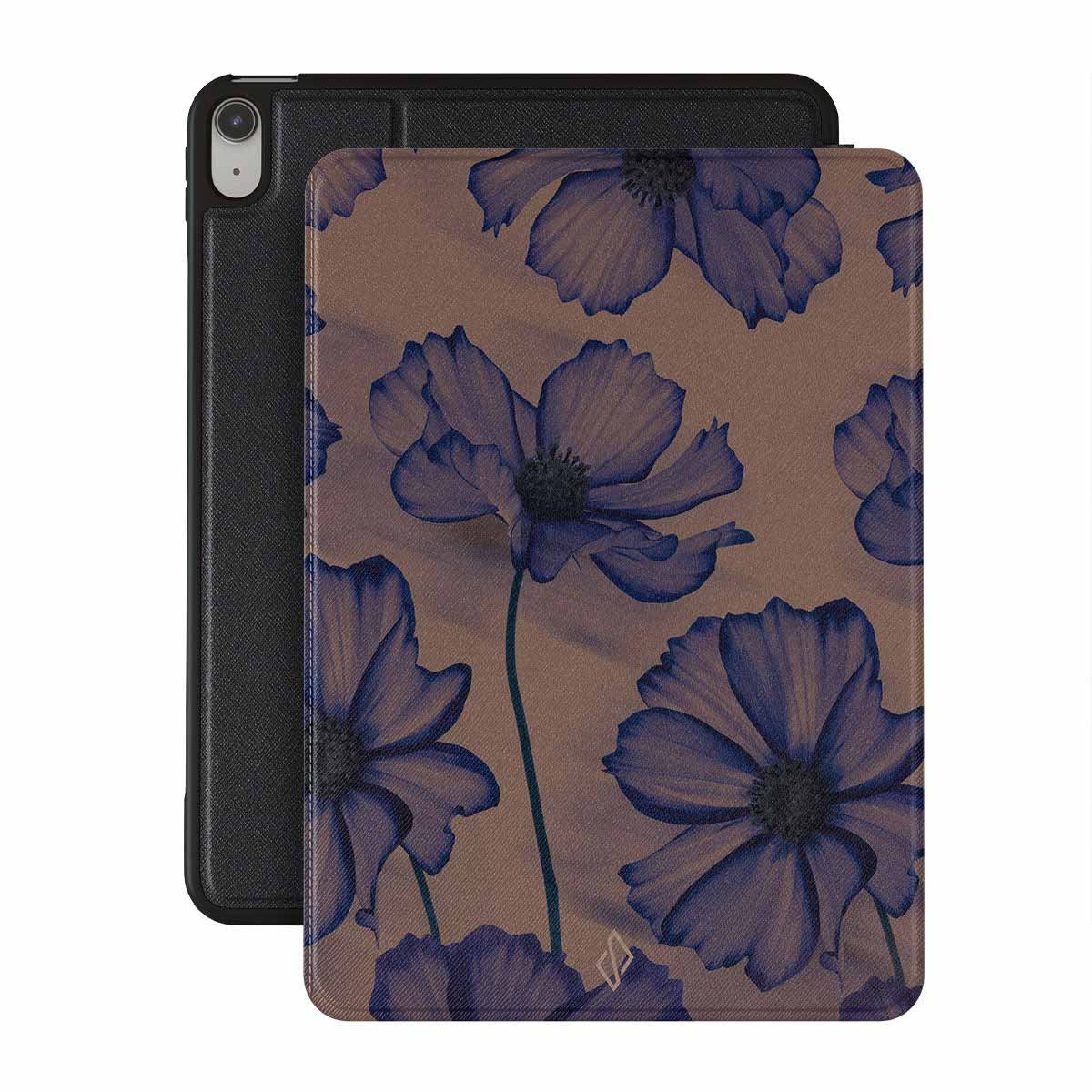 Un iPad avec une housse à motifs floraux, avec des fleurs bleues sur un fond beige. L'étui est ouvert, révélant l'appareil.