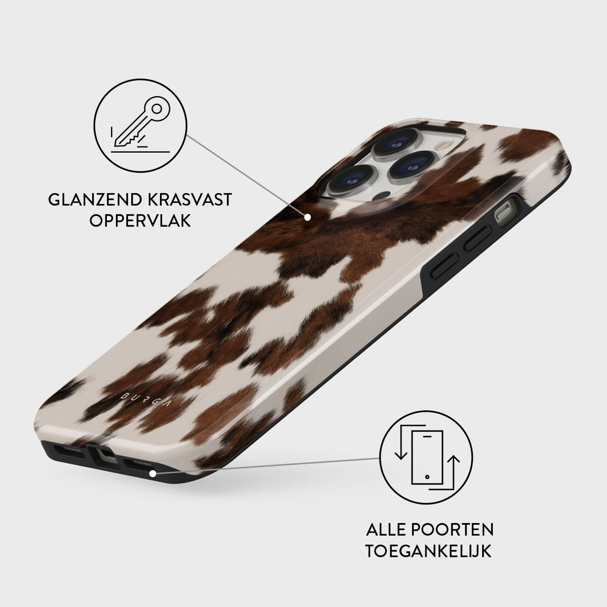 Er wordt een iPhone-hoesje met een koeienhuidpatroon getoond. De hoes heeft een glanzend, krasbestendig oppervlak en toegankelijke poorten.