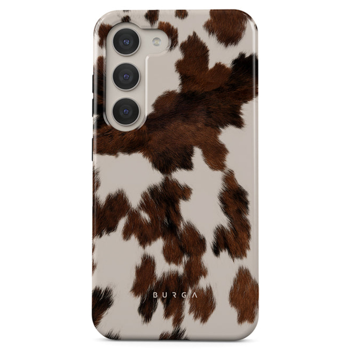 Une coque de téléphone avec un motif de peau de vache. La coque présente des taches marron et blanches. La section caméra a trois lentilles. La marque est visible.