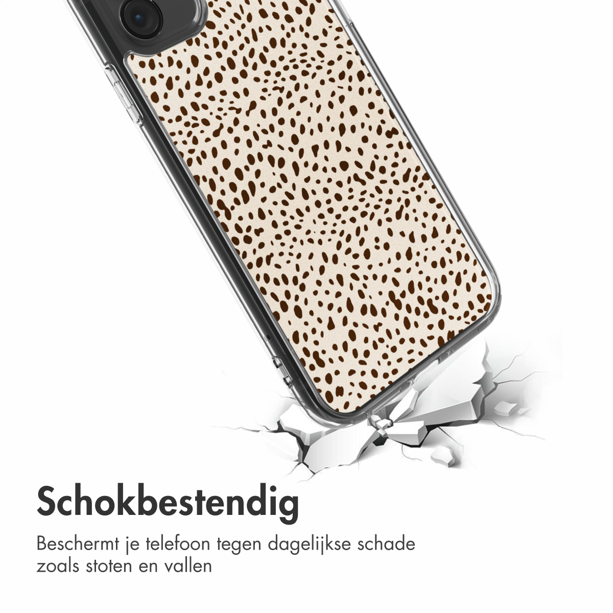 Une coque de téléphone avec un motif à pois marron brise une surface blanche, démontrant sa résistance aux chocs. Texte néerlandais ci-dessous.