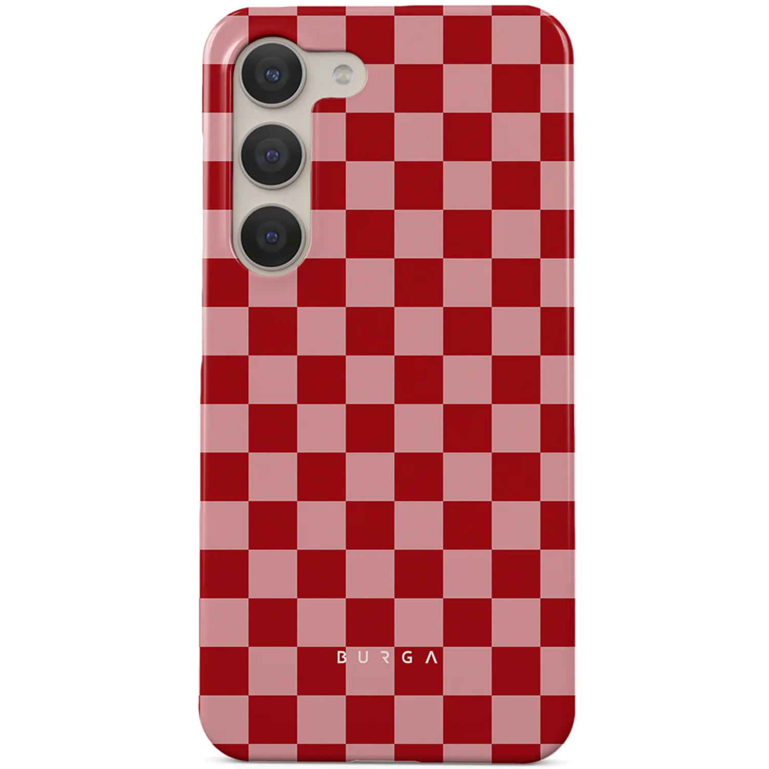 Une coque de smartphone avec un motif de damier rouge et rouge clair. La coque a un module caméra avec trois lentilles.