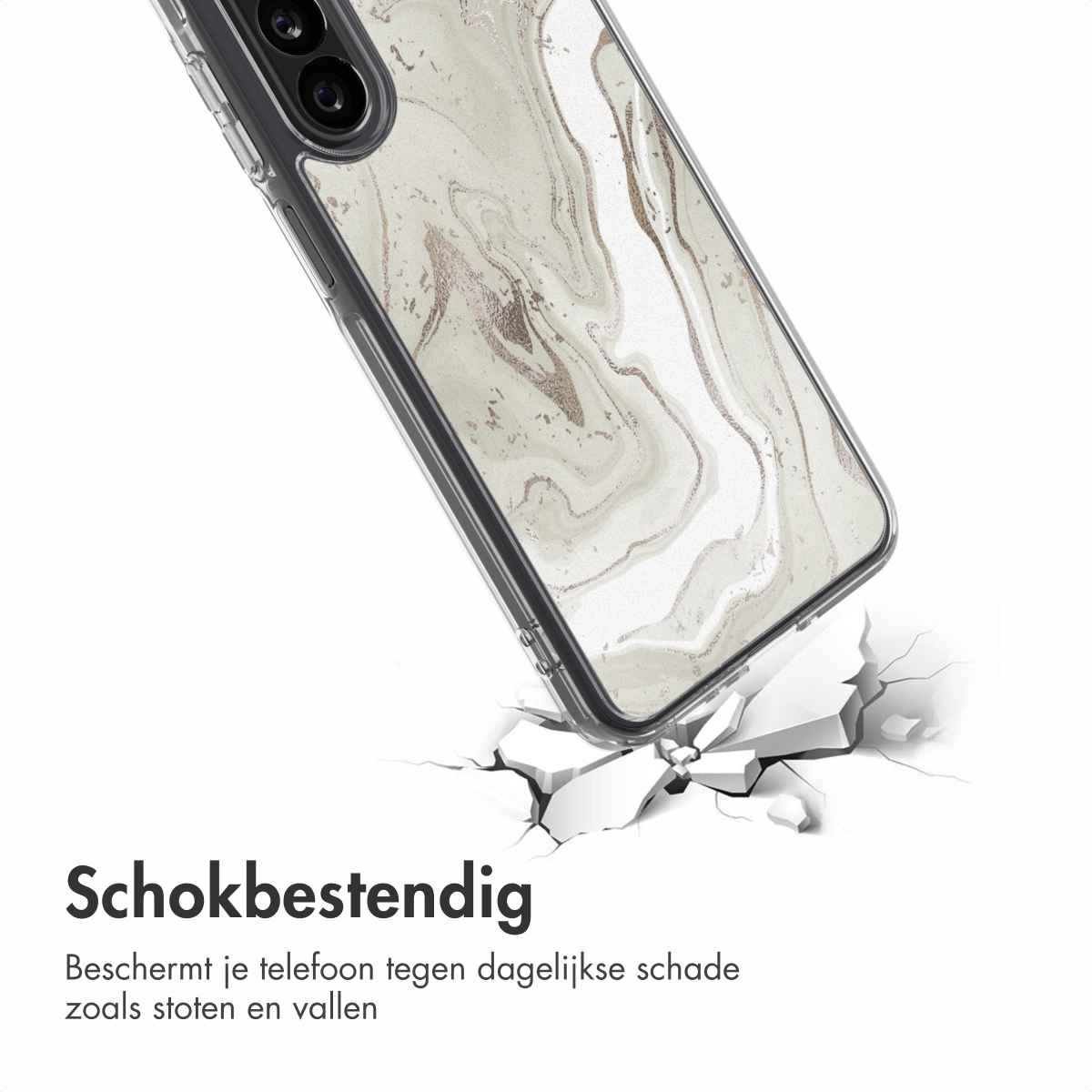 Telefoonhoesje met marmerpatroon, dat een oppervlak breekt. Beschermhoesje met transparant frame, schuin op witte achtergrond.