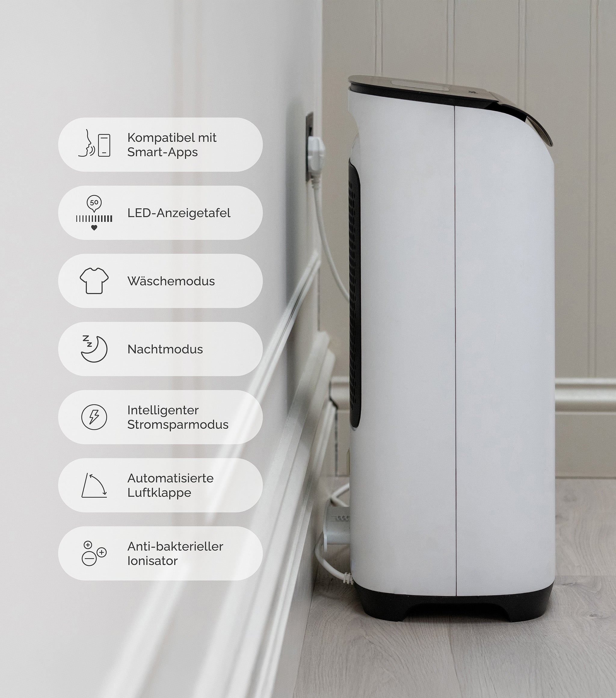 Biały oczyszczacz powietrza jest podłączony do ściany. Ma czarną kratkę i czarną podstawę. Cechy są wymienione po lewej stronie.