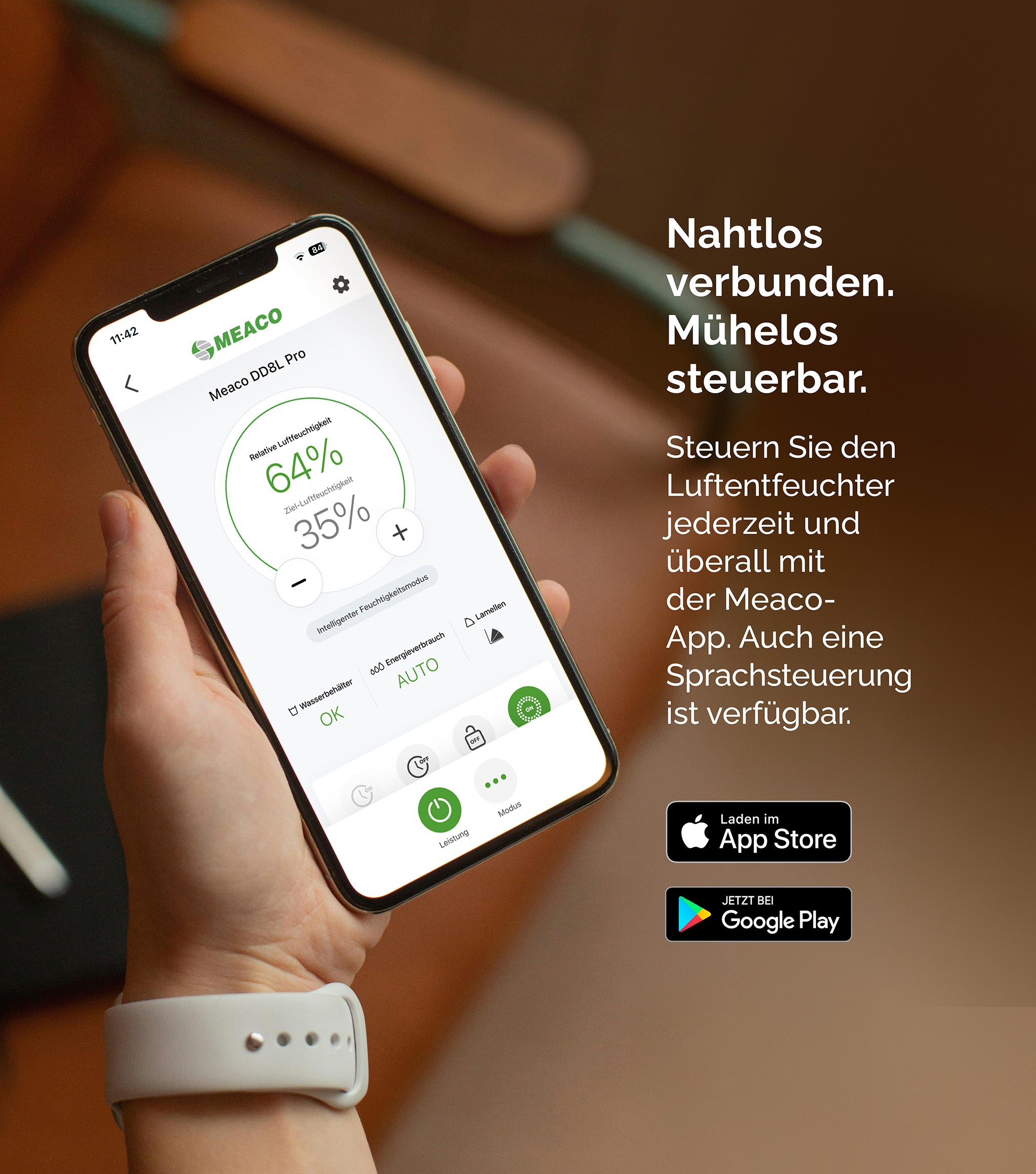 Eine Hand, die ein Smartphone hält, das die Meaco DD8L Pro-App mit Feuchtigkeitsmesswerten und App-Download-Optionen anzeigt.