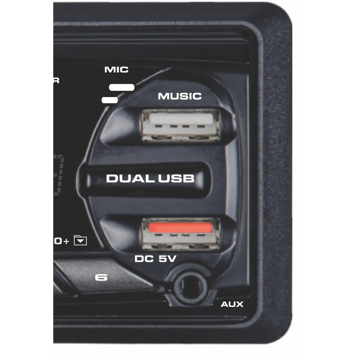 Primo piano di un'autoradio con porte USB doppie, etichettata 'DUAL USB'. La porta superiore è bianca, quella inferiore rossa. Testo include 'MIC', 'MUSIC', 'DC 5V', 'AUX'.