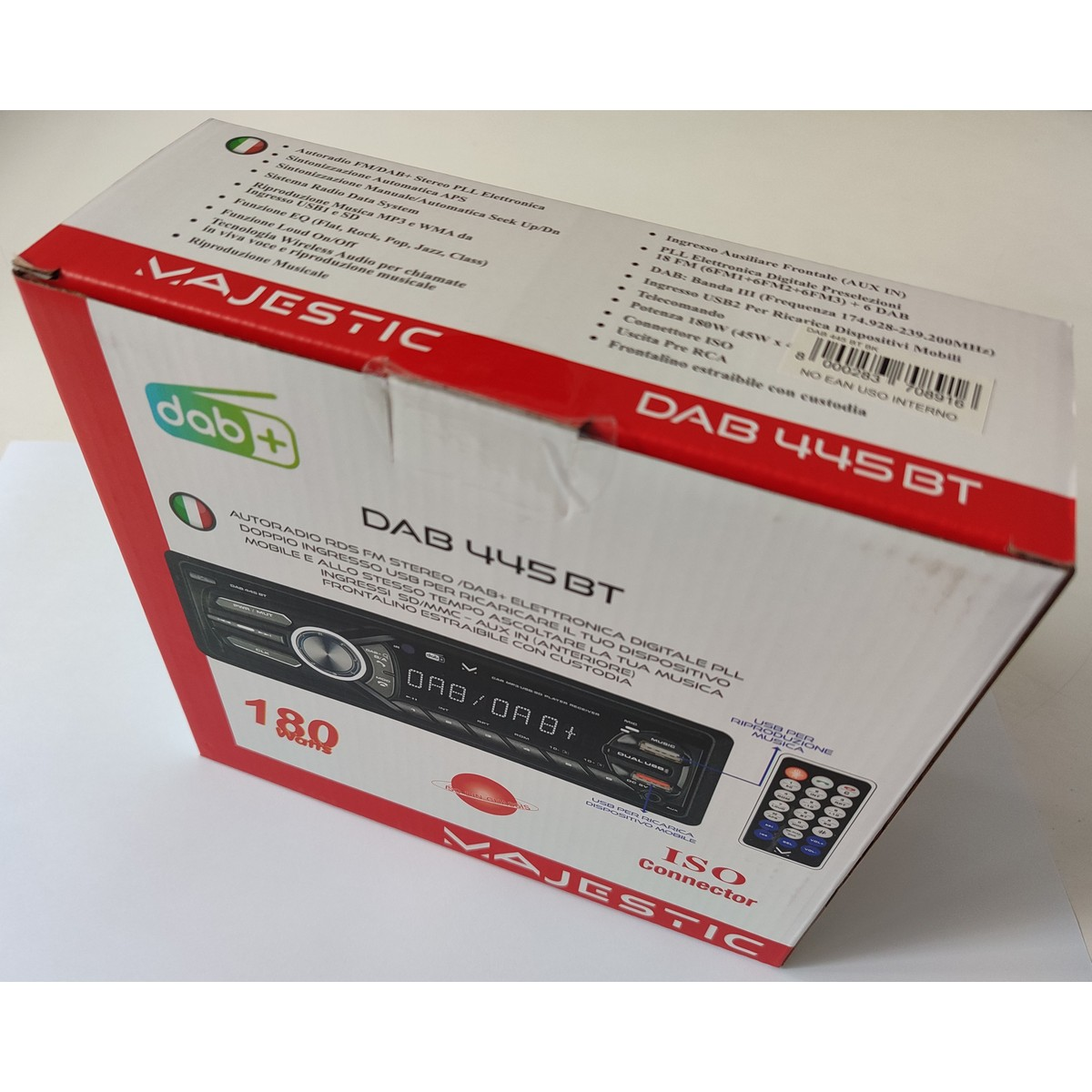 Scatola autoradio Majestic DAB 445 BT. Testo, pulsanti e telecomando. Colori rosso e bianco.