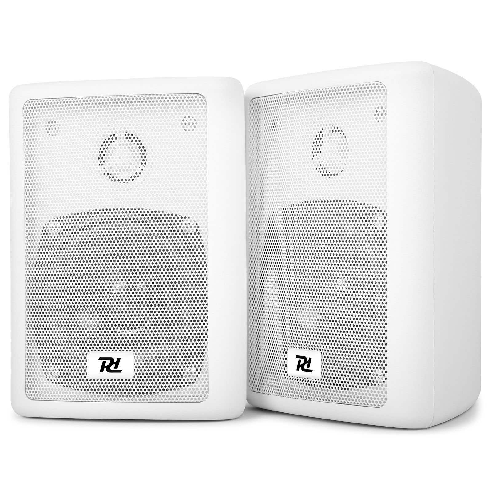 Dos altavoces blancos con frentes perforados. Cada uno tiene un logotipo. El fondo es blanco.