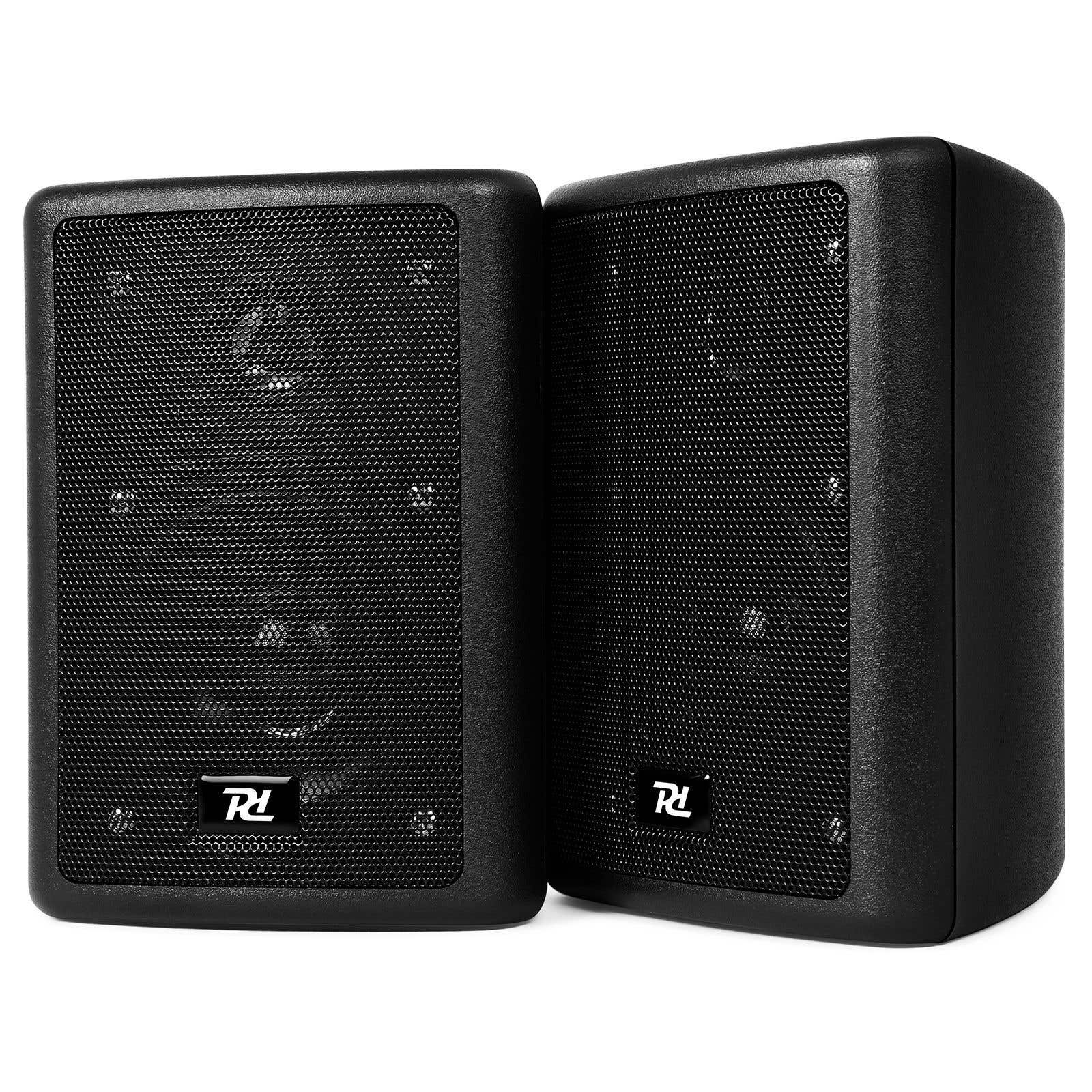 Dos altavoces negros sobre fondo blanco. Cada altavoz tiene una rejilla frontal y un logotipo.