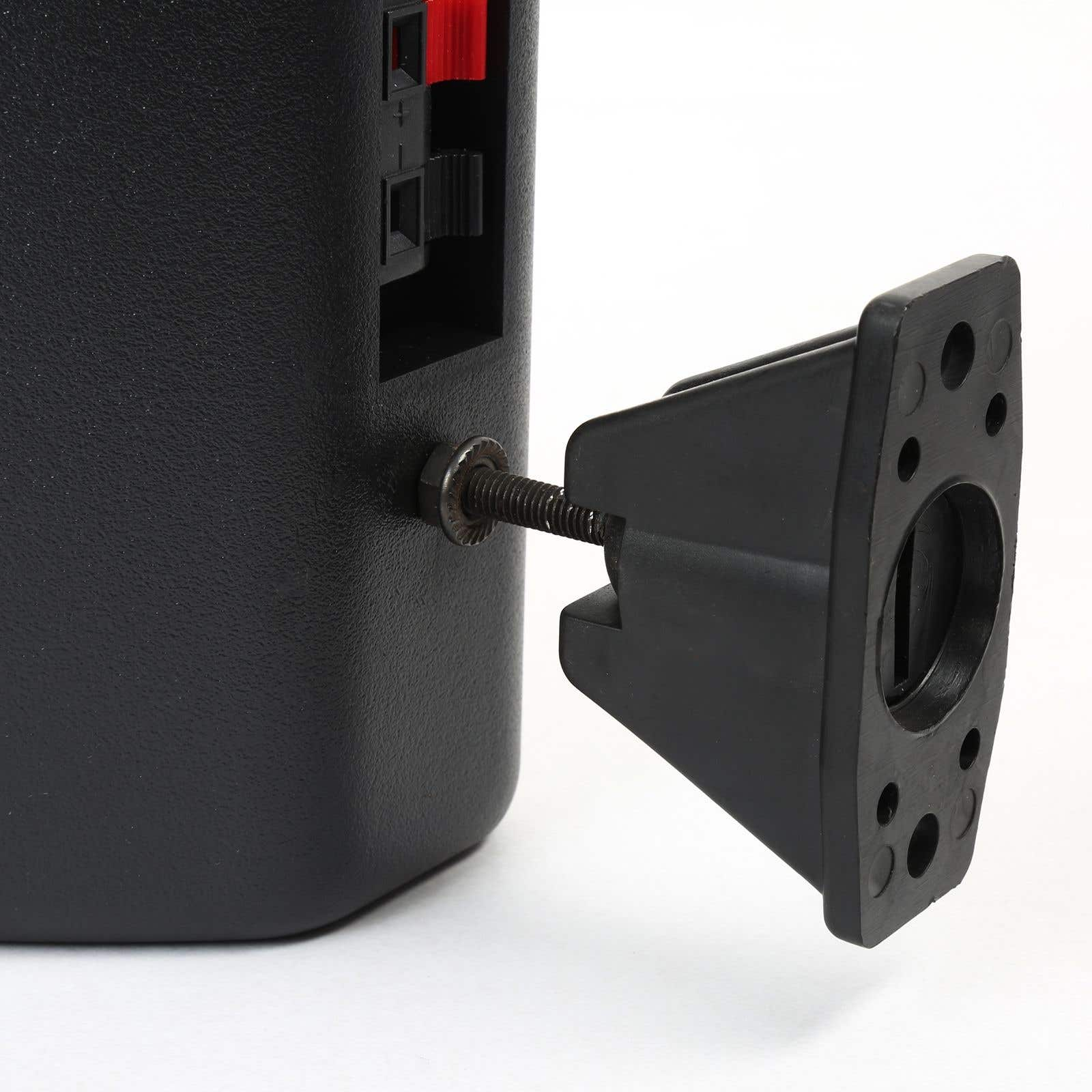 Componente de altavoz negro con un soporte negro sujeto por un perno. Conectores rojos y negros visibles.