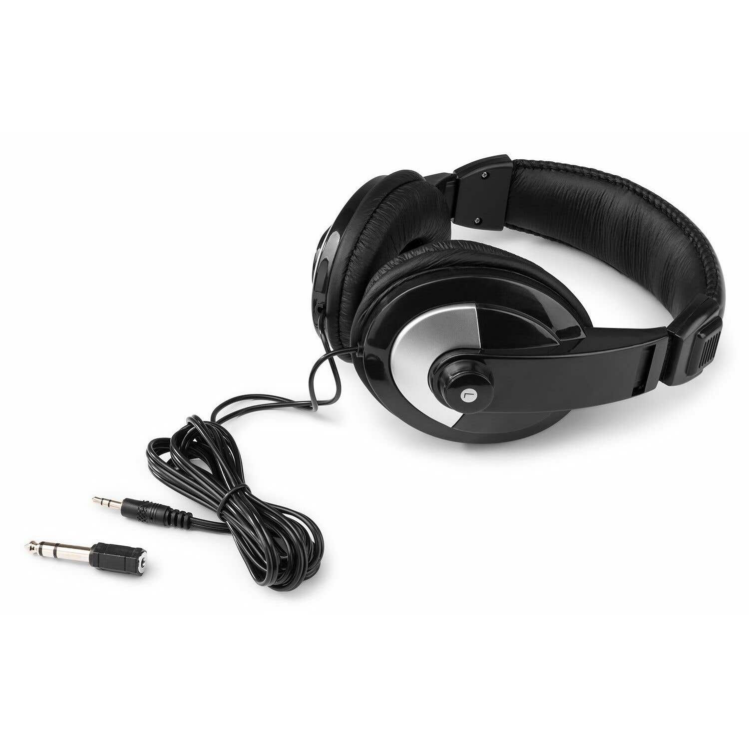 Auriculares negros con detalles plateados, cable y dos conectores de audio sobre fondo blanco. Los auriculares están a la derecha.