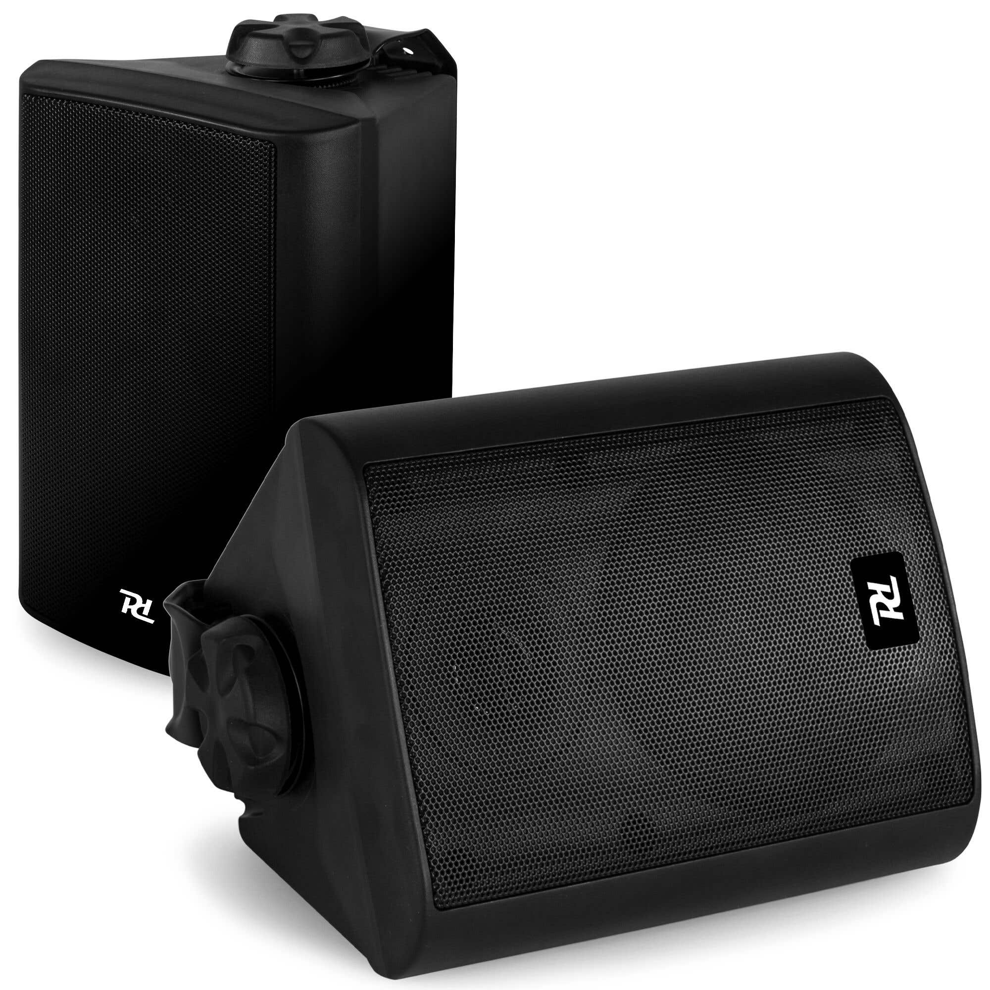Dos altavoces negros. Uno vertical, otro inclinado hacia delante. Ambos tienen una rejilla frontal y un logotipo.