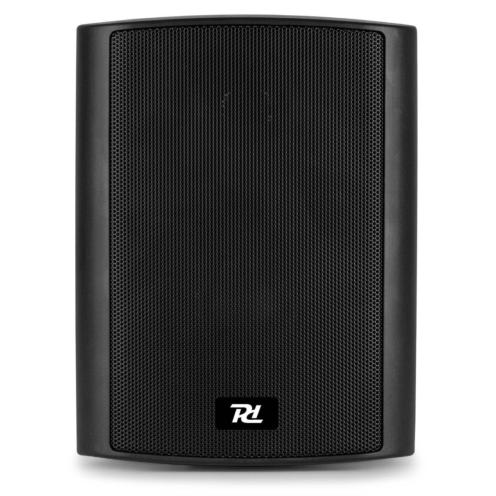 Un altavoz negro con una rejilla frontal. Tiene esquinas redondeadas y un logotipo en la parte inferior. El fondo es blanco.