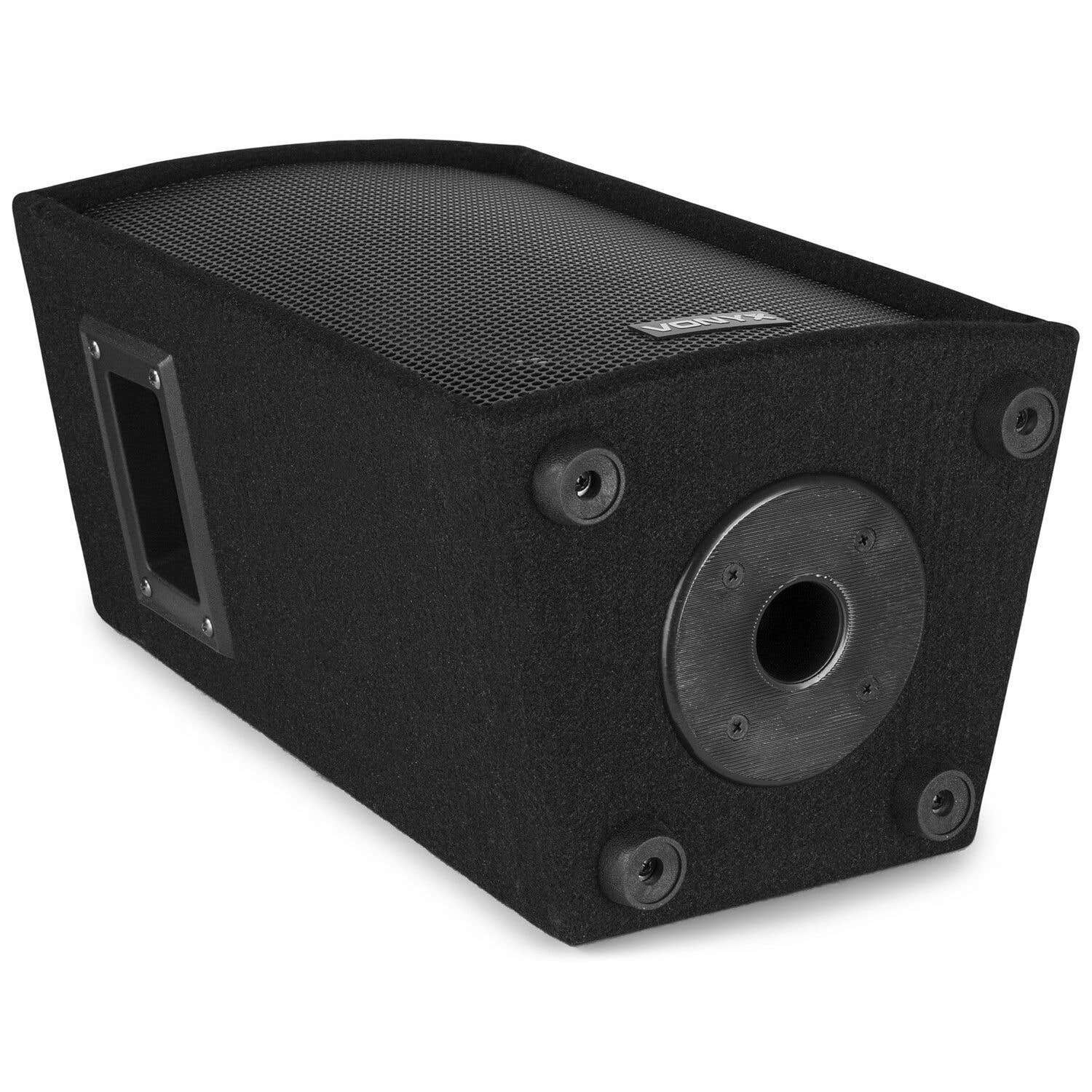 Un altavoz negro con rejilla frontal, asa y puerto circular. Tiene cuatro patas de goma y un nombre de marca.